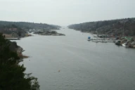 Ofte er sprekkene erodert ut til lange rette daler og sund slik som her ved Skjelsbusundet. Hvaler, Østfold.
