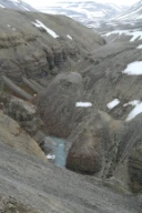 Gjel gjennom sedimentære bergarter. Tempelfjorden, Spitsbergen, Svalbard.
