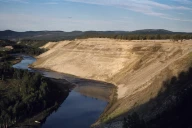 Ytterkanten av Grimsmoen, et svært stort bresjødelta i Folldal i Hedmark. Elva Folla har gravd seg inn i avsetningen og laget et dyp FL-D07 Elveskrent.
