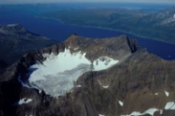 Foto fra fly viser botn med aktiv bre. Troms.
