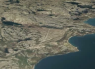 Brannslette i Nesseby kommune i Finnmark er et breelvdelta som er dannet ved havnivå under isavsmeltingen og senere gjennom landhevningen hevet opp på tørt land. Legg merke til den brattere deltafronten med strandlinjer til høyre i bildet og smeltevannsløpene som preger overflaten på deltaet. E6 krysser området sammen med en lokal vei. Området er vernet som landskapsvernområde. Ortofoto fra Norge i Bilder, 3D.
