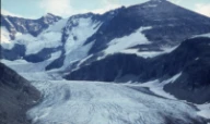 Styggedalsbreen i 1976. Dalbreen har sitt utspring i en bratt botn. Store deler av massetilførselen til breen kommer fra isras fra små dalsidebreer i fjellveggen over. Den nærmer seg derfor å være en regenerert bre. Sogn og Fjordane.

