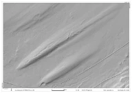 Skyggerelieffbildet viser de to største drumlinene i Fokstumyrene på Dovre.  Den nederste ligger helt inn til jernbanesporet og har et lite grustak i den butte enden. Man kan også se små smeltevannspor og en avsetning av grus, en liten esker som ligger oppe på den den samme drumlinen og smeltevann-spor/mini-eskere langs ryggen av den midtre drumlinen. Kilde: hoydedata.no
