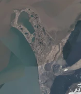 Flyfoto av mange vannfylte dødisgroper i morenemateriale. Morenen tilhører et stort kompleks av iskjernemorener knyttet til et brefremstøt av Paulabreen for rundt 600 år siden. Crednermorenen i Van Mijenfjorden på Svalbard. Kilde: TopoSvalbard.no
