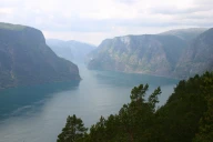 Typisk vestlandsfjord med bratte fjordsider, Aurlandsfjorden, en sidearm til Sognefjorden. Aurlandsfjorden, Sogn og Fjordane.
