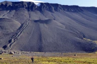 Flomskredløp med flomskredleveer og en tunge-formet skredlobe nederst i løpet. van Mijenfjorden, Svalbard.
