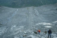 Felt av svake flute foran Storbreen. Formene er ganske lave og kan være vanskelig å se under noen lysforhold, men danner klare retningslinjer i landskapet. Lom, Oppland.
