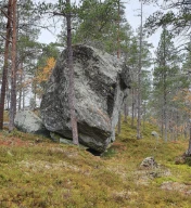 Korttransportert flyttblokk med skarpe kanter. Femundsmarka, Røros, Sør-Trøndelag.

