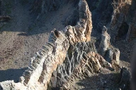 Hogback, steile lag som danner landform med en steil, lagparallell side. Kjøllefjord, Finnmark.
