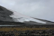 Juvfonne ved Juvasshytta i Jotunheiemen der det er boret en gang inn i ismassene og etablert et besøksenter (Klimapark 2469). På bildet ses et forsøk på å dempe isavsmeltingen over tunnelen. Oppland.
