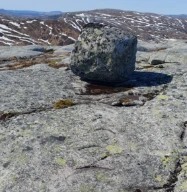 Sigdbrudd som peker på at retningen av isens bevegelses er mot horisonten. Høylandet, Nord-Trøndelag.
