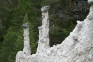 Kvitskriuprestein i Uladalen har lenge vært en kjent turistatraksjon og er fredet som naturminne. Flere av pyramidene som eksisterte da området ble fredet har rast gjennom årene som har gått siden. Her ser man at pyramidene er blitt svært smale.
