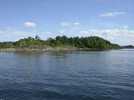 Indre Oslofjord domineres av kalkrygger som stikker opp av vannet som langstrakte øyer. Ryggene består sedimentære kalkholdige bergarter foldet i forbindelse med den kaledonske fjellkjedefoldingen. Langåra, Asker, Akershus.
