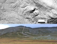 Kameterrasse. Figuren er et skyggerelieffkart. Pilen viser kameterrassen omrisset med en hakket hvit linje i bildet nedenfor. Tydal, Sør-Trøndelag.
