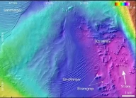 Hola utenfor Vesterålen finnes flere koralhauger og korallrev. Forhøyningen vokser mot strømretningen fra sør. På lesiden av enkelte korallrev, dvs. like nord for forhøyningen, har strømmen gravd ut FL-M04 strømgroper (figuren er modifisert fra Bøe mfl. (2016) Cold-water coral reefs in the Hola glacial trough off Vesterålen, North Norway. Geological Society, 46. 309 – 310. https://doi.org/10.1144/M46.8
