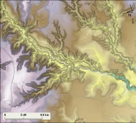 Et eksempel på større ravinesystemer vises i terrengskyggekartet under. Dette er et system av leirraviner på Romerike. Til venstre et skyggerelieff-bilde basert på LiDAR-data av både bakkeplanerte og intakte ravinesystemer. LiDAR data kommer fra Statens kartverk. I deler av dette systemer er mange gamle raviner bakkeplanert, dvs. at terrenget er jevnet ut for effektiv jordbruksdrift. Romerike.
