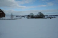 Romeriksletta sør for Gardermoen er et eksempel på en stor leirslette som er oppstykket i mindre segmenter. Her har store mengder slam fra breelvene blitt ført ut i den den gang eksisterende Romeriksfjorden og senere blitt hevet opp på tørt land. Elva Leira med sidebekker har gravd ut FL-D05 Leirraviner i slette som derfor har et ganske urolig terreng. FL-L05 Leirskredgroper er også vanlig. Romerike, Akershus.
