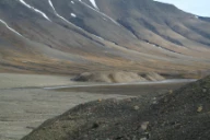 Pingoene i Reindalen sett fra bakken. Reindalen, Svalbard.
