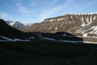 Gruvefjellet ved Longyaerbyen er et typisk platåfjell knyttet til lagdelte sedimentære bergarter. Longyearbyen, Spitsbergen.
