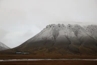 Erosjon av horisontale lag av sedimentære bergarter danner platåfjell på Svalbard.
