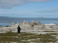 Rauker ved Trollholmsund i Finnmark. Disse raukene er utformet i dolomittisk kalkstein.
