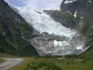 Bøyabreen i den sørlige delen av Jostedalsbreen på 1980-tallet. Breen ender i et bratt stup der is raser ut og danner en regenerert bre under. Sogn og Fjordane.
