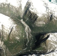 Sandur – legg merke til gradvis mer vegetasjon på sanduren jo lenger man kommer vekk fra breen. Fåbergstølsgrandane i Jostedalen i Sogn og Fjordane. Ortofoto fra Norge i Bilder
