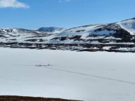 Hevete strandlinjer. Snefjordvannet i Finnmark.
