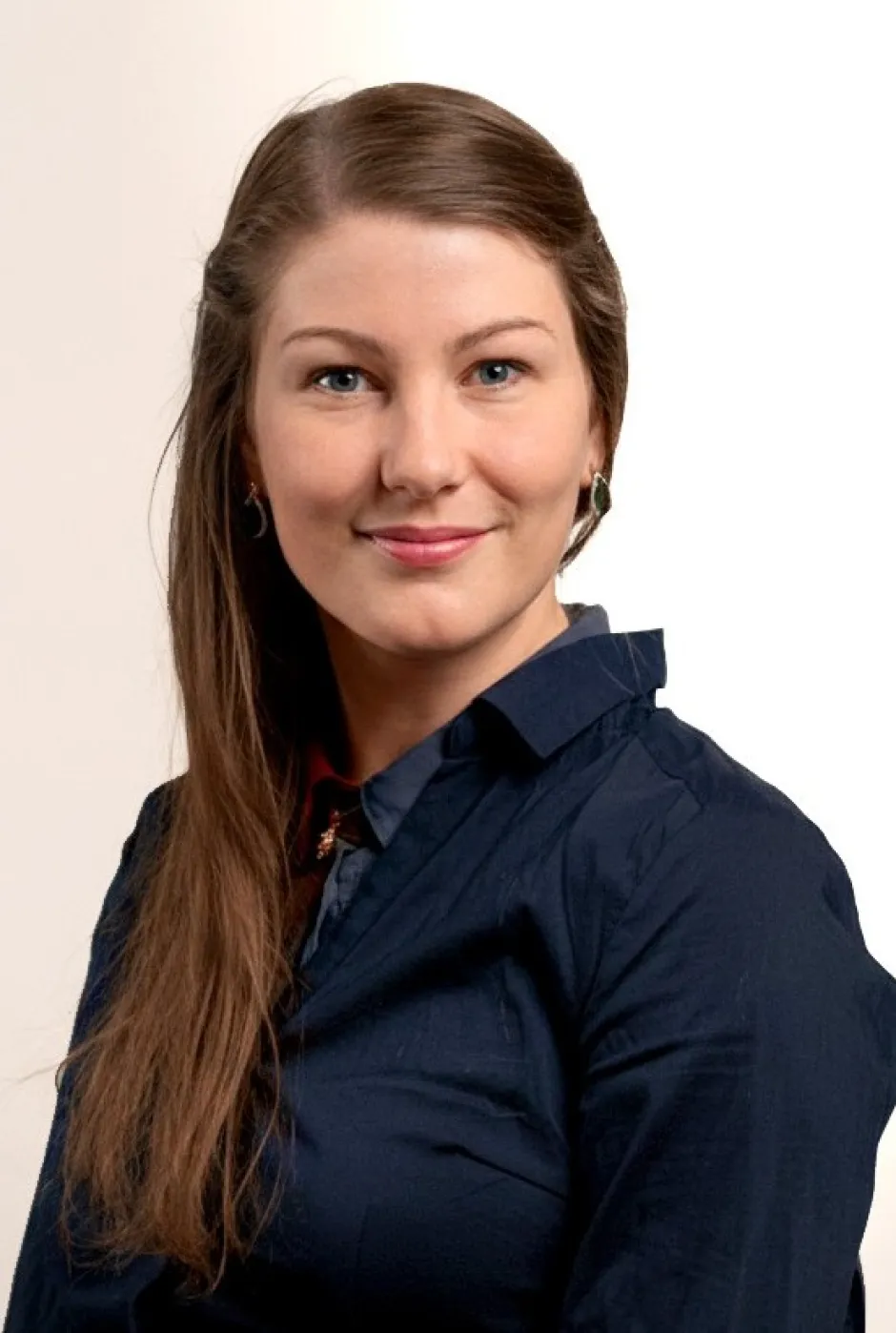 Kvinne med mørkt hår