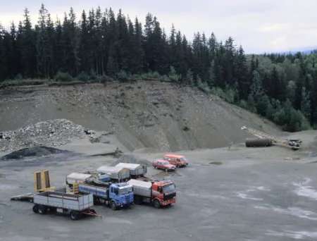 Biler på et anlegg for masseuttak