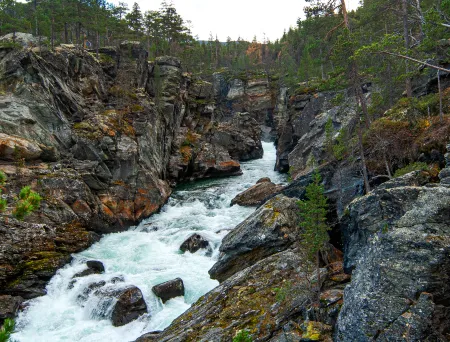 Elv i Sjoa i Sel kommune. Ridderspranget.