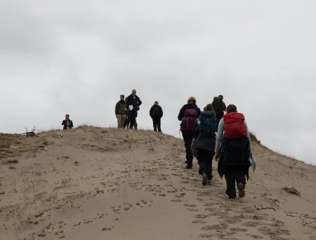 Studenter på feltkurs på en sanddyne