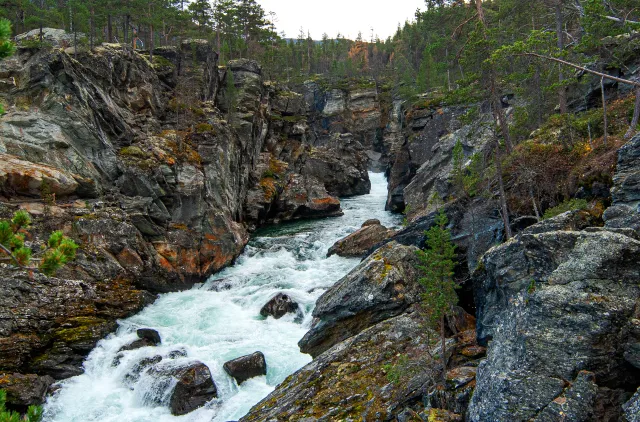 Elv i Sjoa i Sel kommune. Ridderspranget.