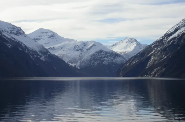 Landskap med fjord og fjell