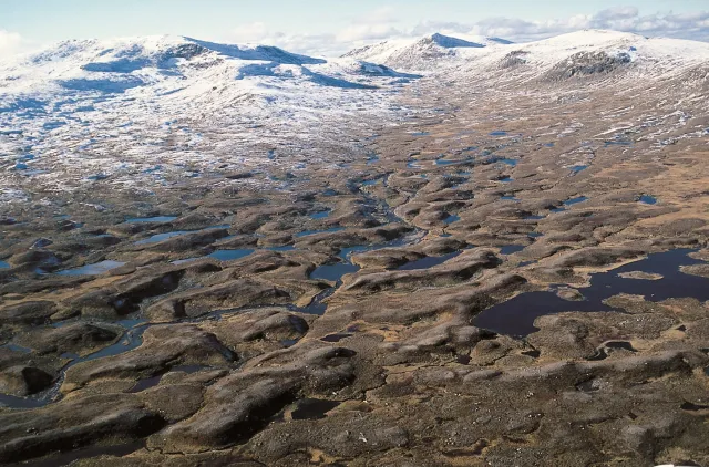 landskapsbilde fra fly, i fjellterreng