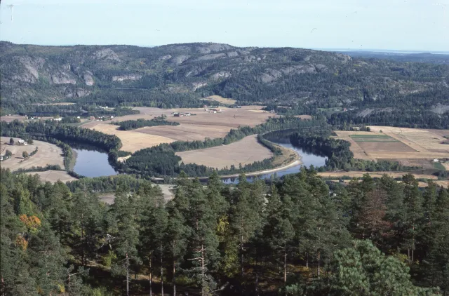 elveslette i en dal